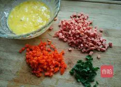 Illustration of how to make ham, sausage and egg fried rice 2