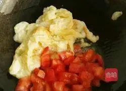 Illustration of how to make tomato and egg fried rice 6