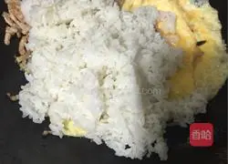 Illustration of how to make fried rice with lean meat and eggs 6
