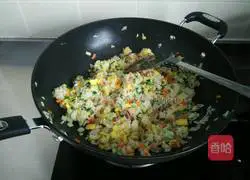 Illustration of how to make fried rice with bacon, mixed vegetables and eggs 8