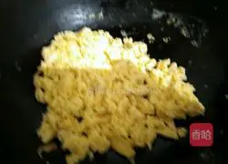 Illustration of how to make spinach, shrimp and egg dumpling fillings 1