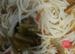 Illustration of how to make tomato, sauerkraut and egg soup noodles 13