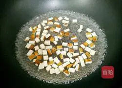 Illustration of how to make celery and fragrant dried fried rice 3