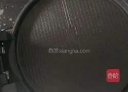 Illustration of making chestnuts in electric baking pan 2