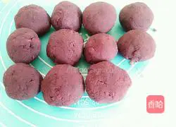Illustration of how to make white-skinned red bean and purple sweet potato cakes 10