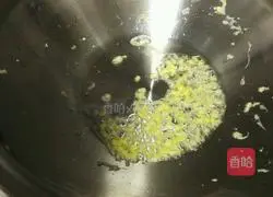 Illustration of how to make fried rice with eggs, ham and sausage 4