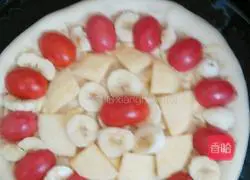 Illustration of making homemade pizza with electric baking pan 14