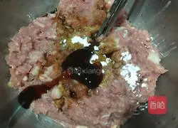 Illustration of how to make small wontons stuffed with mushrooms and carrots 3