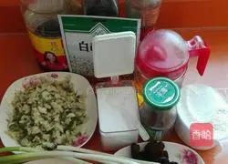 Illustration of how to make pork and locust flower dumplings 1