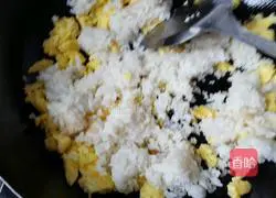 Egg Fried Rice Recipe Illustration 3