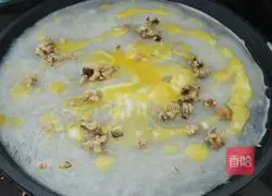 Illustration of how to make rice rolls with eggs and minced meat in an electric pan 3