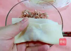 Illustration of how to make homemade shrimp wontons 7