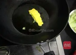 Illustration of how to make egg steamed bun slices 3