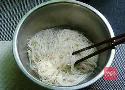 Illustration of how to make mustard noodles 4
