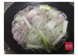 Illustration of how to make noodles with scallion oil 1