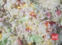 Illustration of how to make egg and vegetable fried rice 10