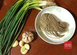 Illustration of how to make noodles with scallion oil 1