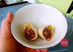 Illustration of how to make mutton and green onion dumplings 7