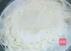 Illustration of how to make fried noodles with carrots and bean sprouts 4