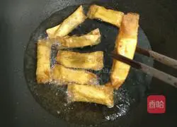 Illustration of how to make crispy banana wontons 8