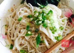 Illustration of home-style scallion noodles 4