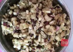 Illustration of how to make dumplings stuffed with eggplant and vermicelli 2