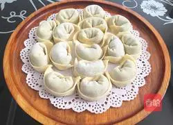 Illustration of how to wrap celery, pork and ingot wontons 1