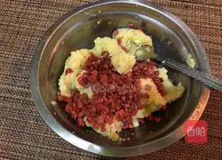 Illustration of how to make bacon potato pancakes 5