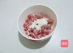 Illustration of how to make fried rice with lettuce, carrot and diced meat 3