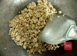 Illustration of how to make stir-fried noodles with minced kale and minced meat 4