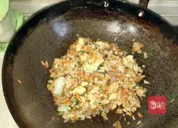 Illustration of how to make egg fried rice 8