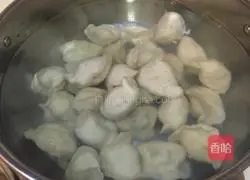 Illustration of making dumplings stuffed with sophora flower stuffing 14