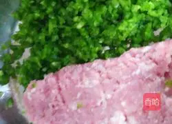 Illustration of how to make green pepper and meat buns 3