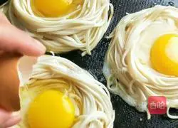 Illustration of how to make fried egg noodle cake 2