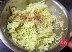 Illustration of how to make zucchini soft pancake 3