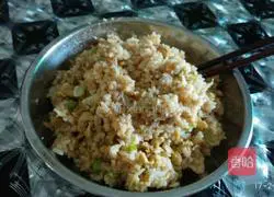 Illustration of how to make green onion and egg fried rice 4