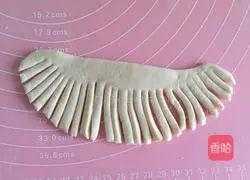 Illustration of how to make Santa Claus buns 22