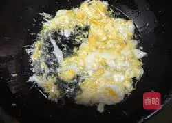 Illustration of how to make bell pepper and egg fried rice 4