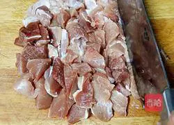 Illustration of how to make wonton stuffing with vegetables and fresh meat 3