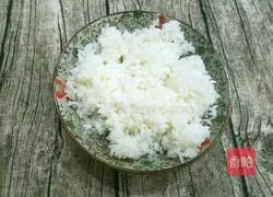 Illustration of how to make cabbage fried rice 4