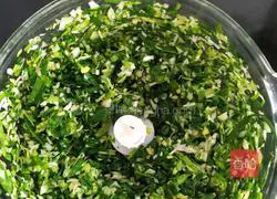 Illustration of how to make vegetarian dumpling fillings 6