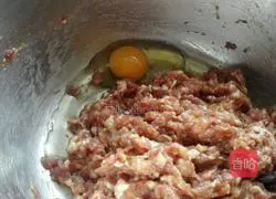 Illustration of how to make leek and pork wontons 4