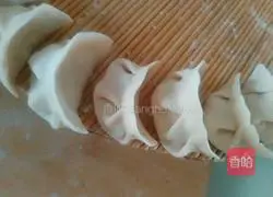 Illustration of how to make coriander and pork dumplings 8