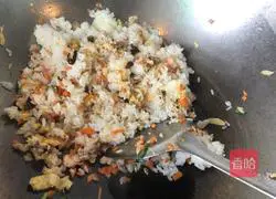 Illustration of how to make pineapple, shrimp, egg and fried rice 14