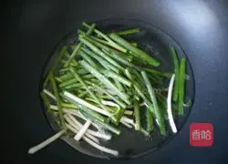 Illustration of how to make noodles with scallion oil 3