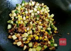 Illustration of how to make sausage and vegetable curry fried rice 6