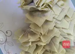 Illustration of how to make small wontons stuffed with carrot and meat 4