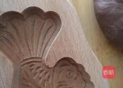 Illustration of how to make chocolate fish-shaped steamed buns 4