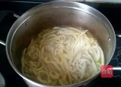 Illustration of how to make minced pork noodles 13
