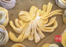 How to make chrysanthemum steamed buns Illustration 8